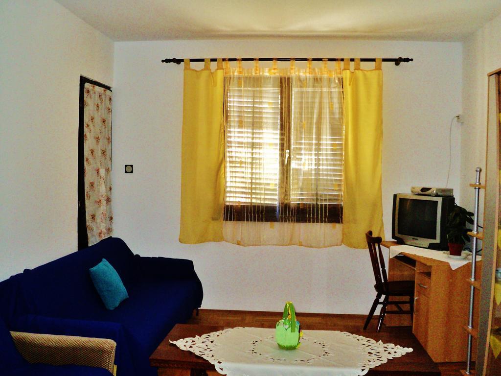 Apartments Nevenka Krk Town Exterior photo