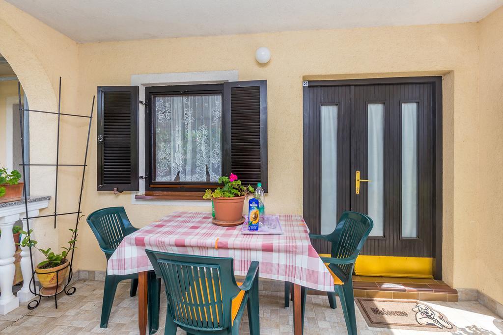 Apartments Nevenka Krk Town Exterior photo